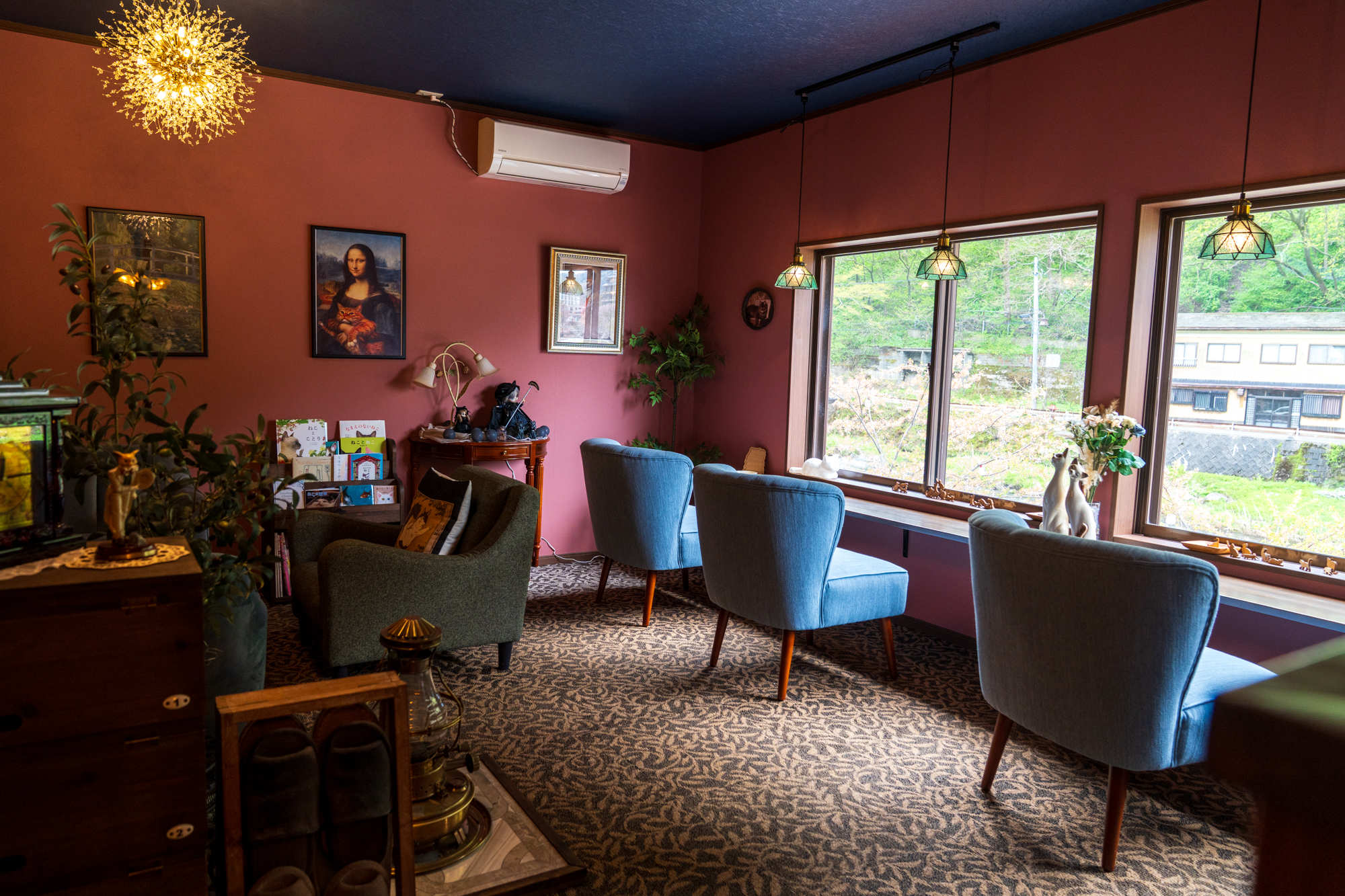 2F 座って川を眺める